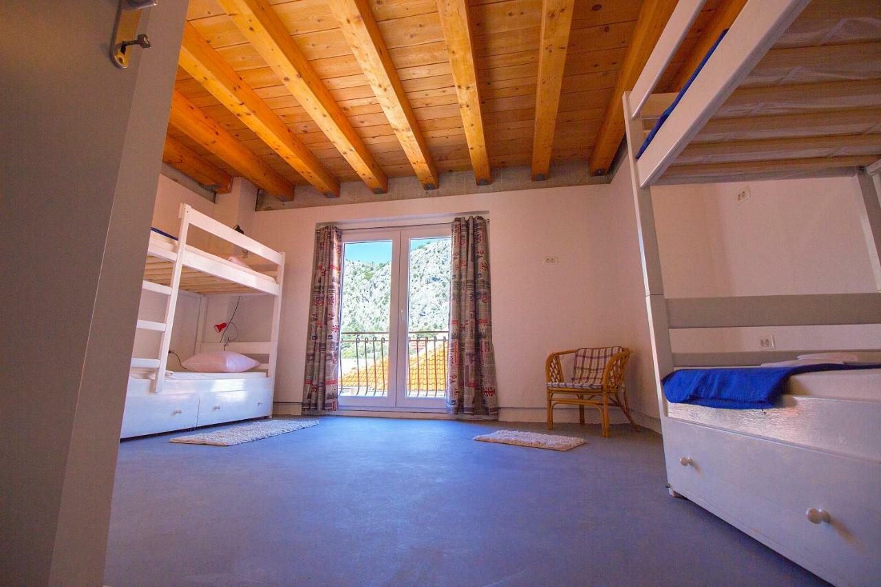 Hostel Omiš Extérieur photo